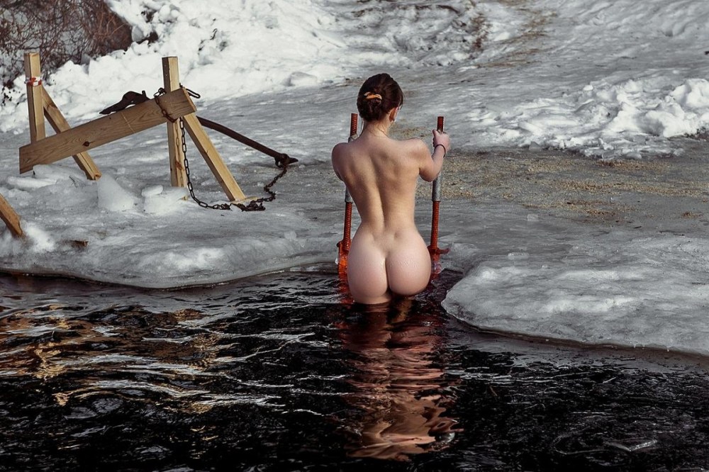 Огромные сиськи на речке