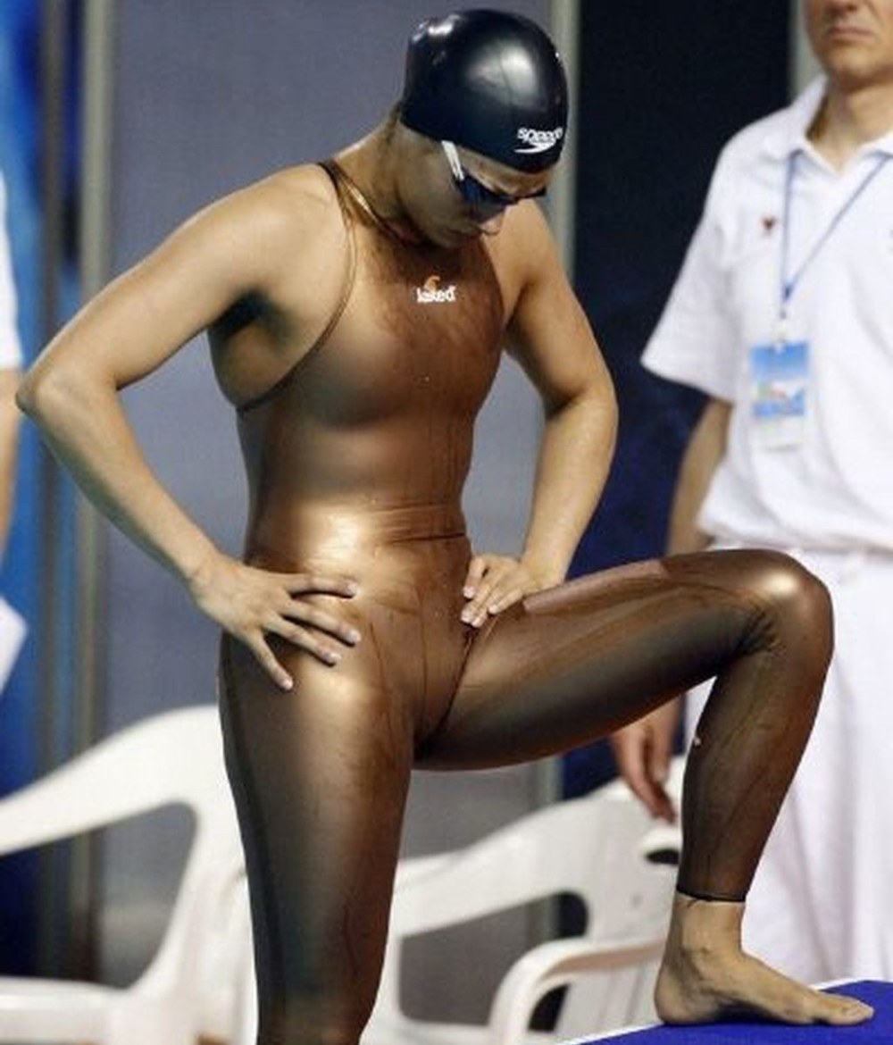 Девушка нагнулась на пляже