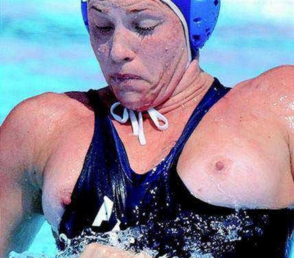 Огромные сиськи под водой