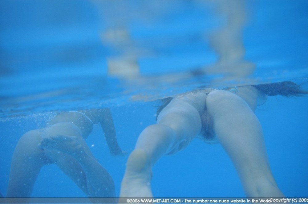 Мокрые пилотки рачком у бассейна