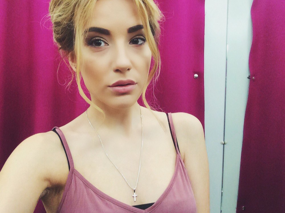 Александра Бродская в купальнике