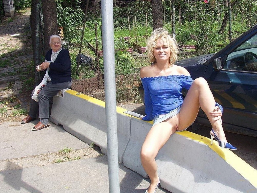 Дамы без трусов под юбкой