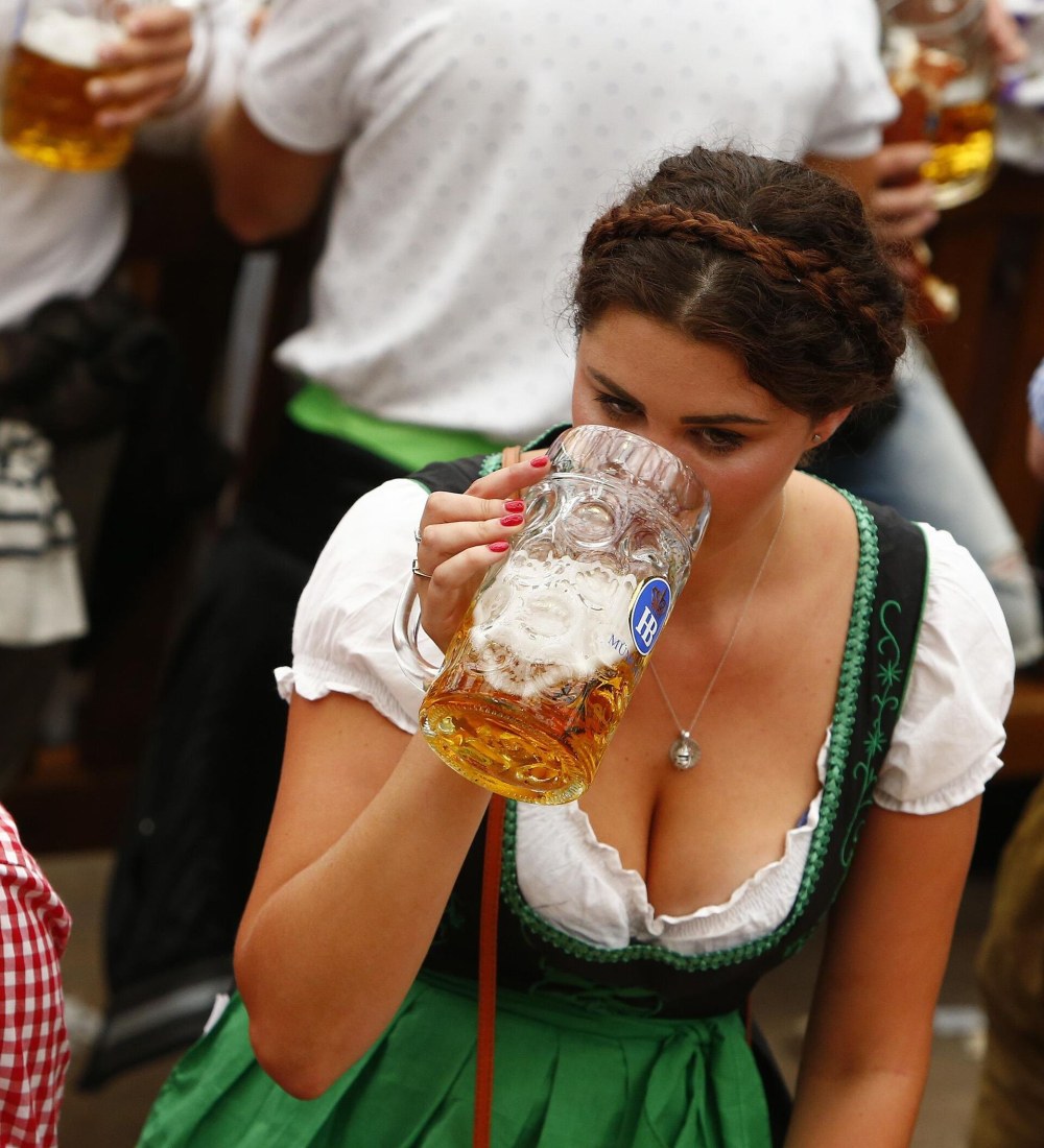 Октоберфест девушка с пивом