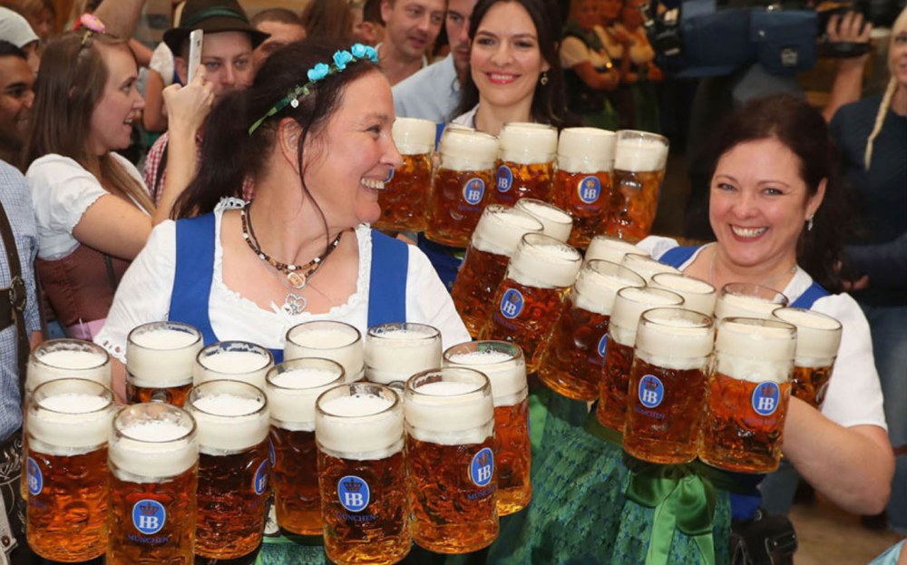 Русская женщина с пивом