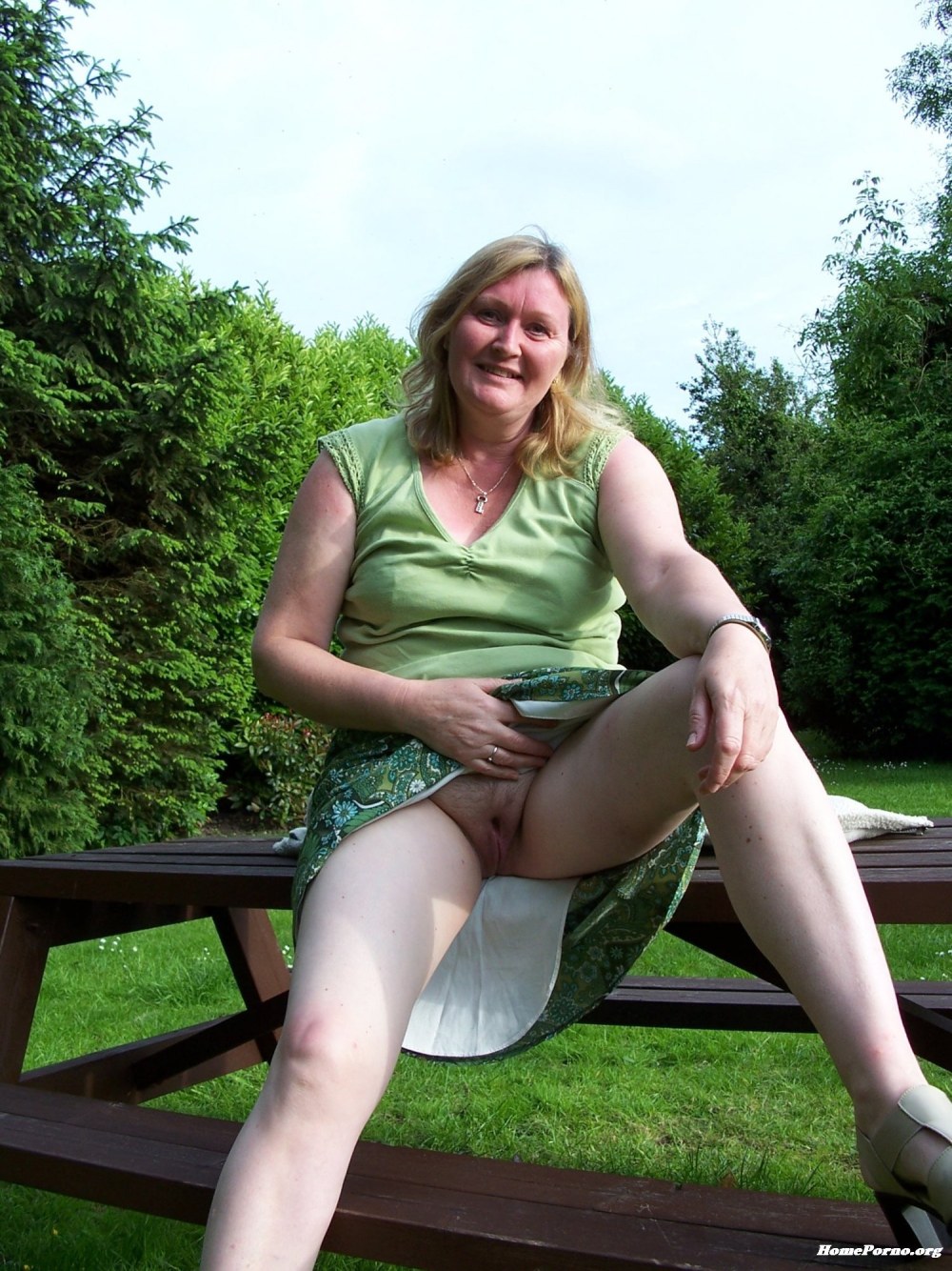 Зрелая без трусиков на улице
