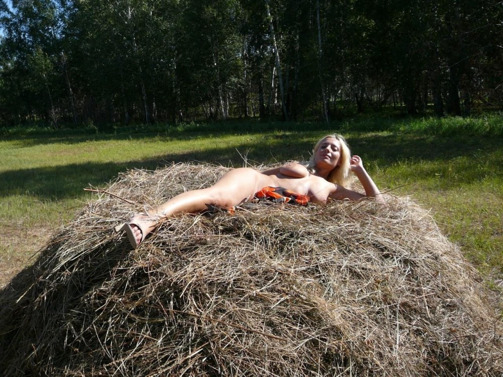 Жена разделась на природе