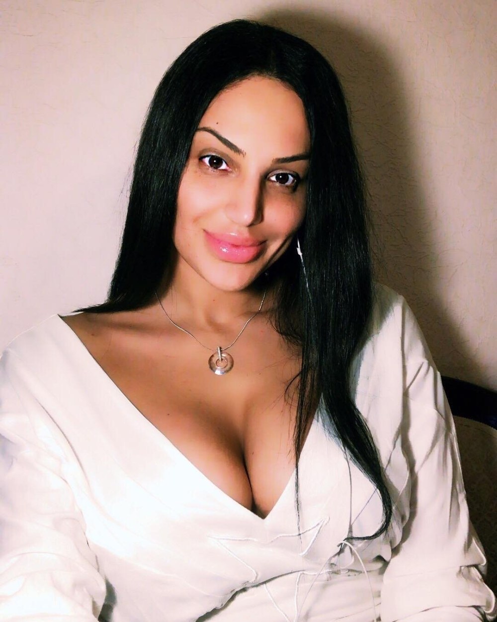 Девушка на дороге зимой