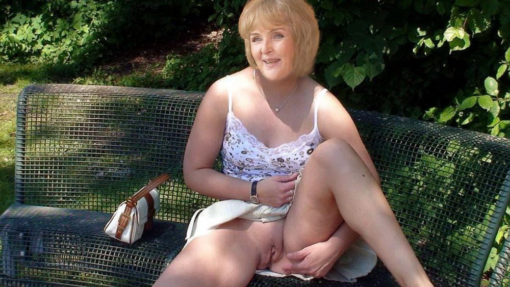 Толстая старуха в трусах