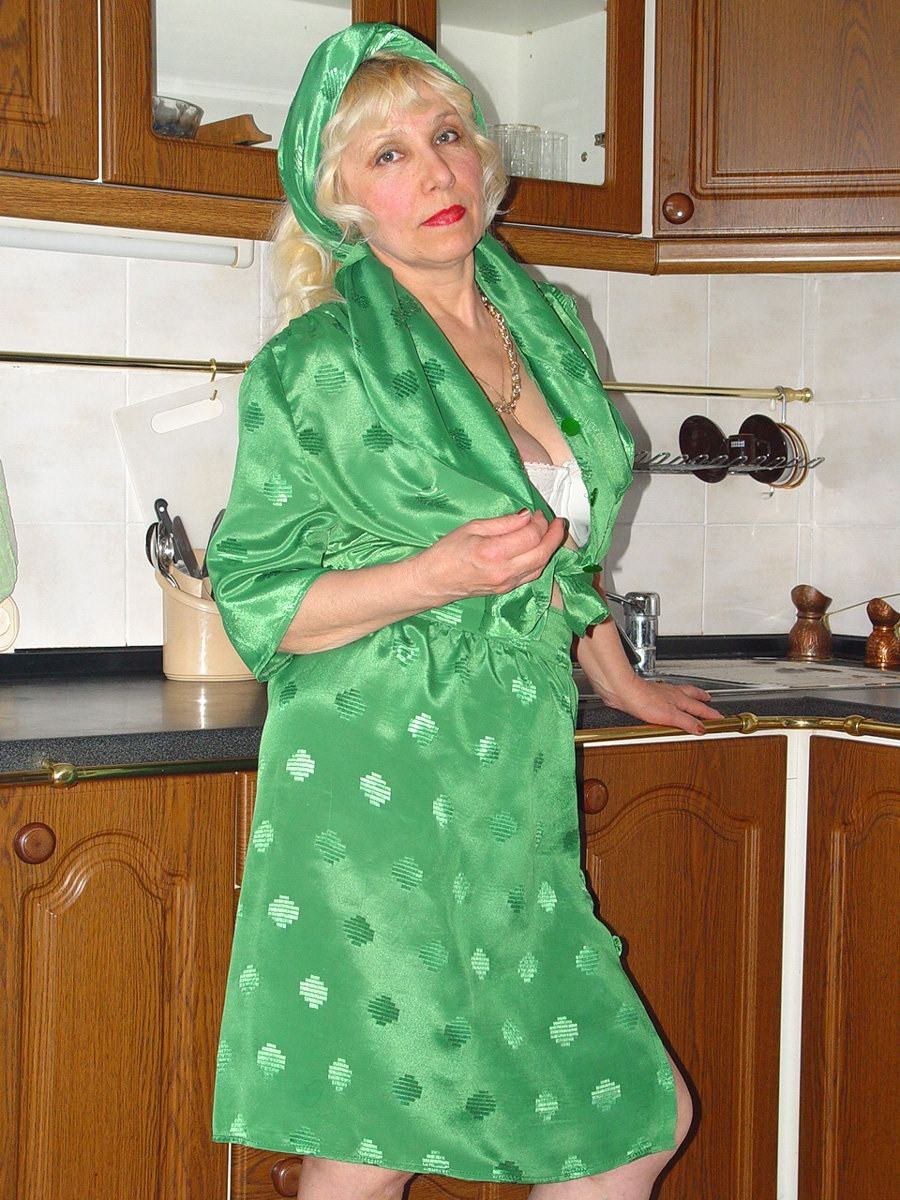 Зрелая медсестра без трусов