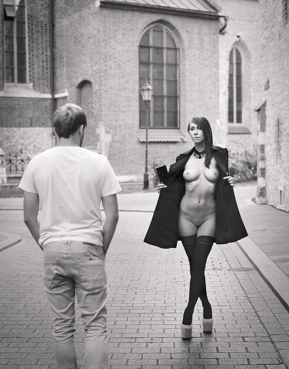 Голые телки в общественных местах