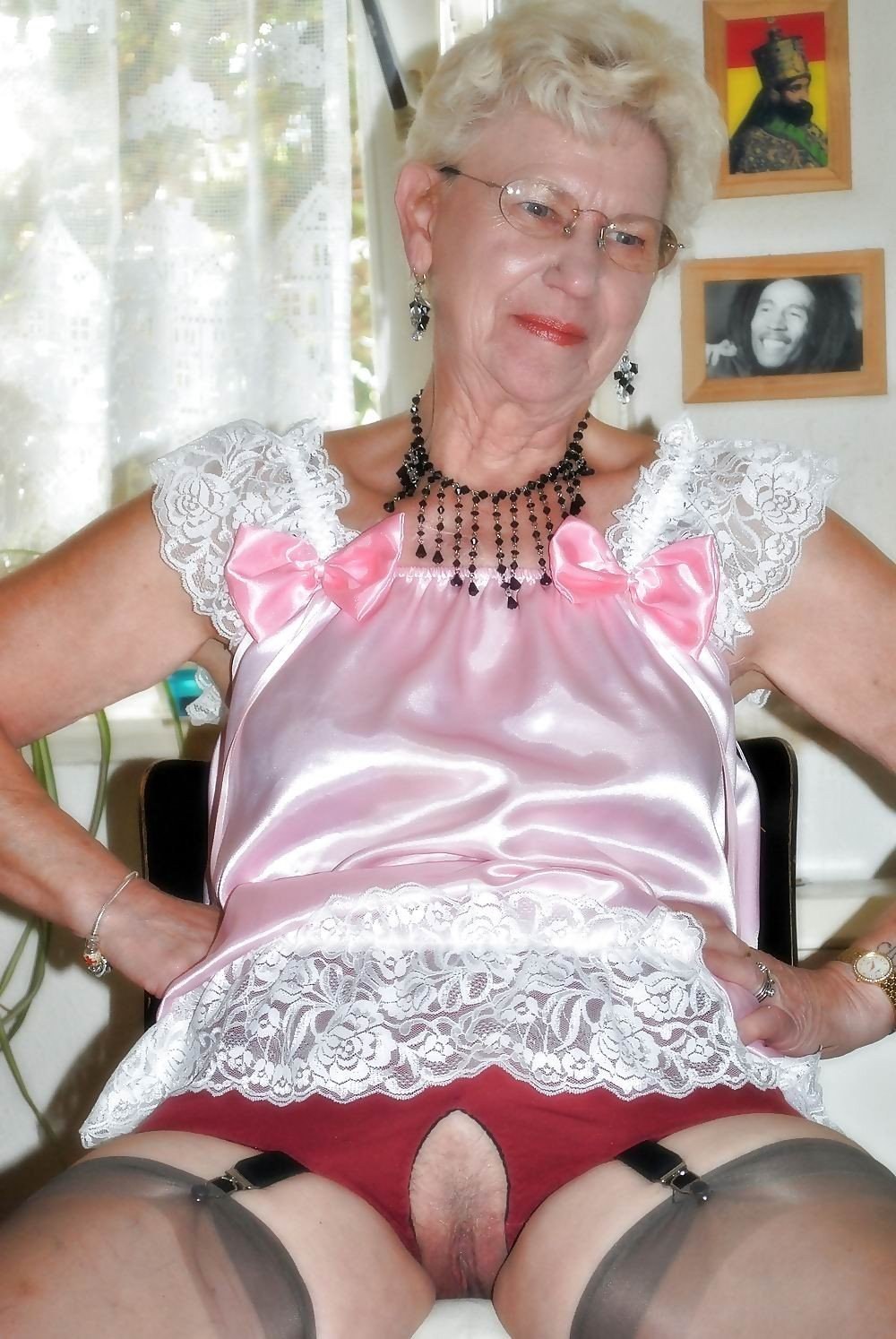Пожилые женщины без трусов