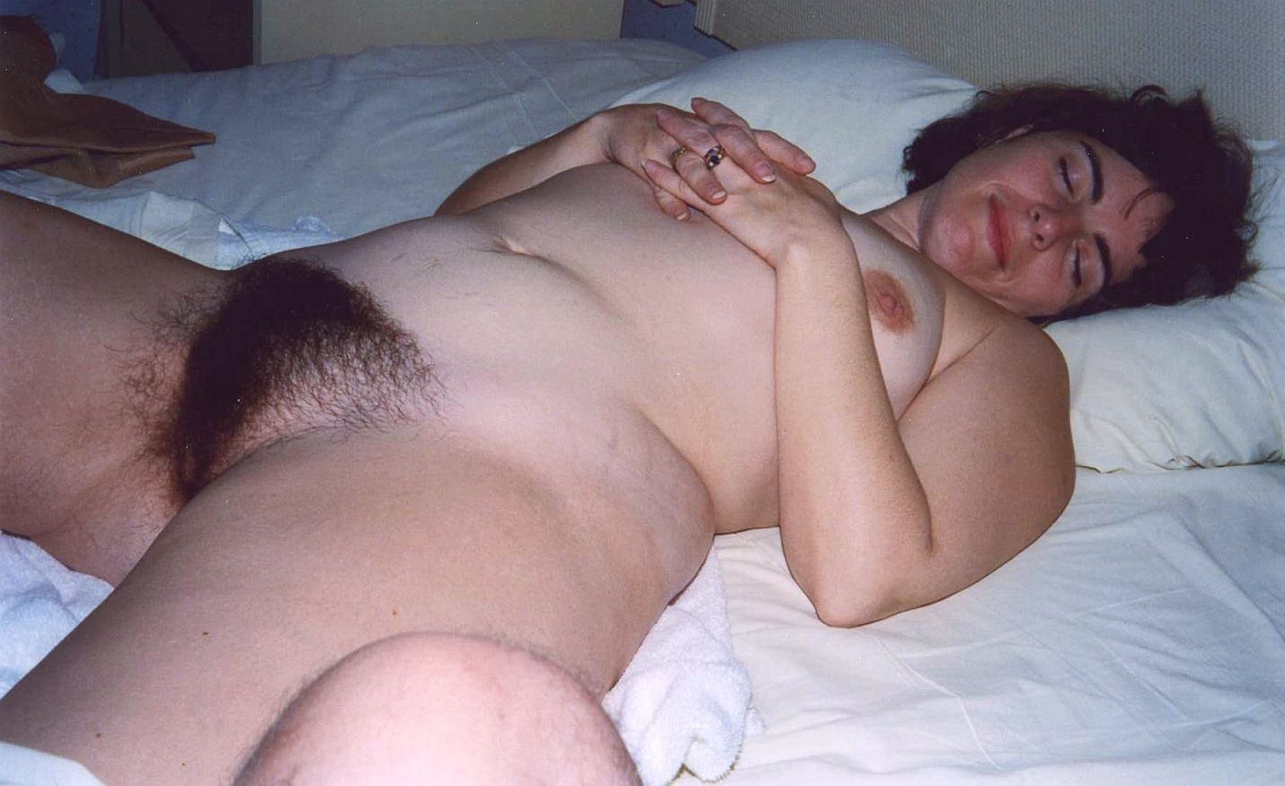 Спящая волосатая мама порно фото 81