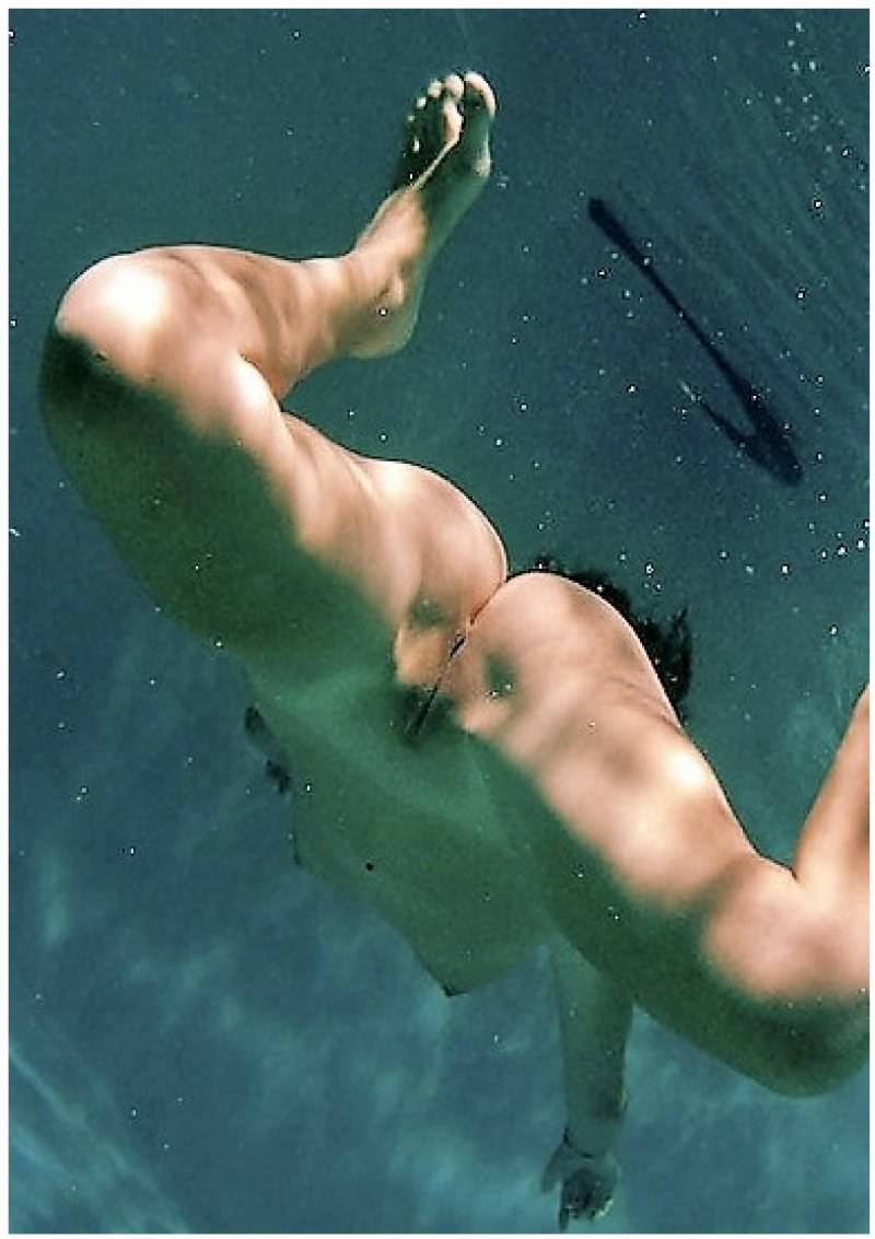 модель голая в воде фото 100