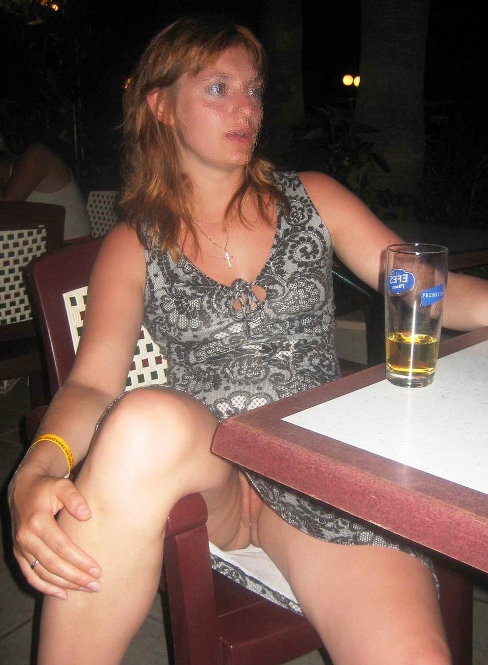 Взрослая женщина в офисе без трусиков