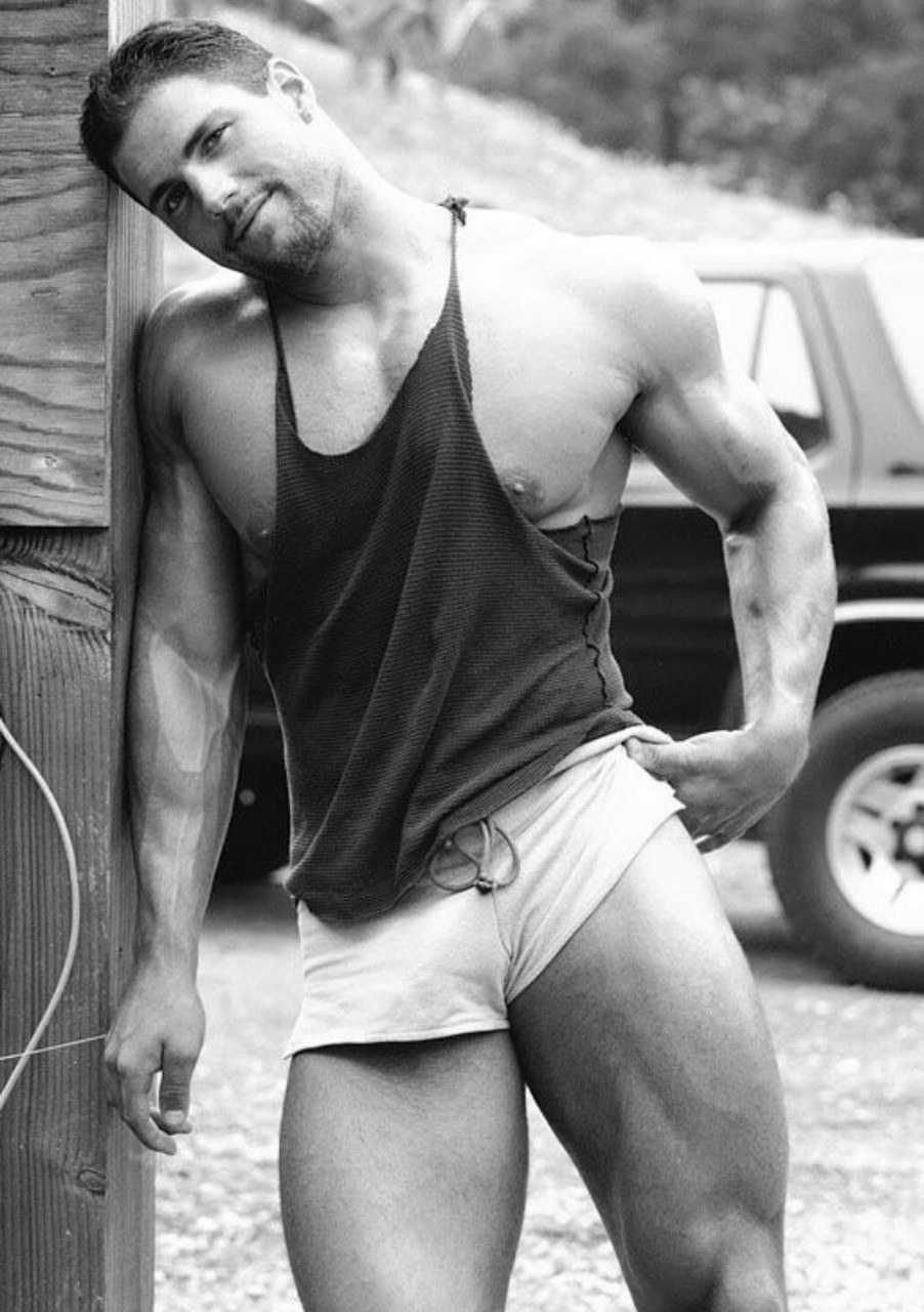 Парень в шортах с большим