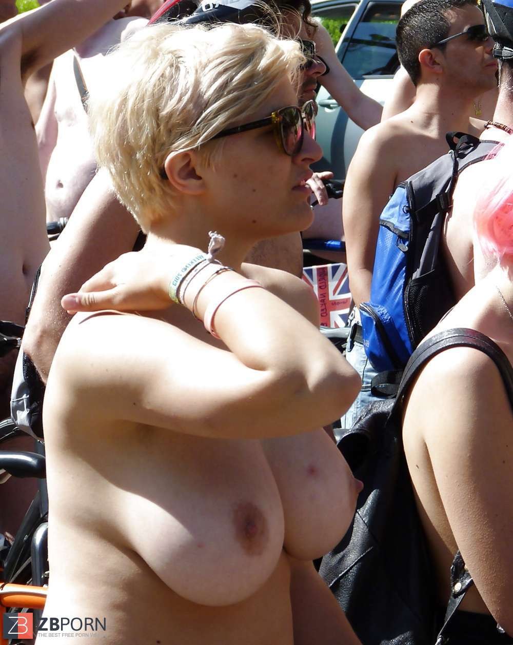 Случайные голые женщины