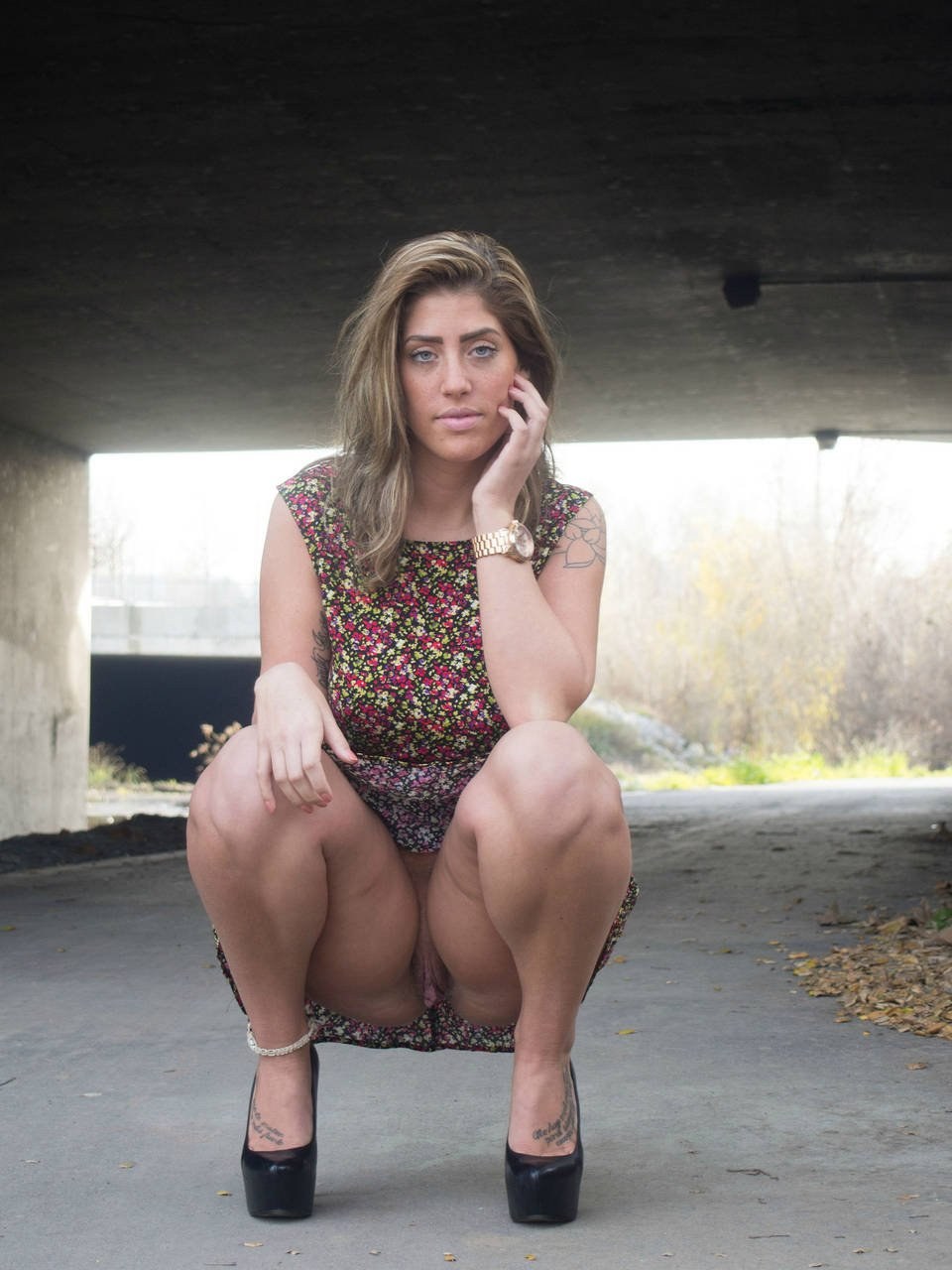 Женщина без трусиков присела