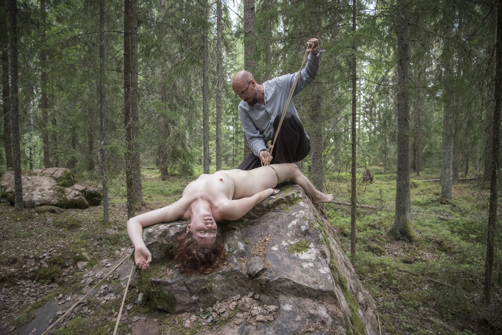 Связанные обнаженные девушки бдсм в лесу (52 фото) - порно и фото голых на altaifish.ru