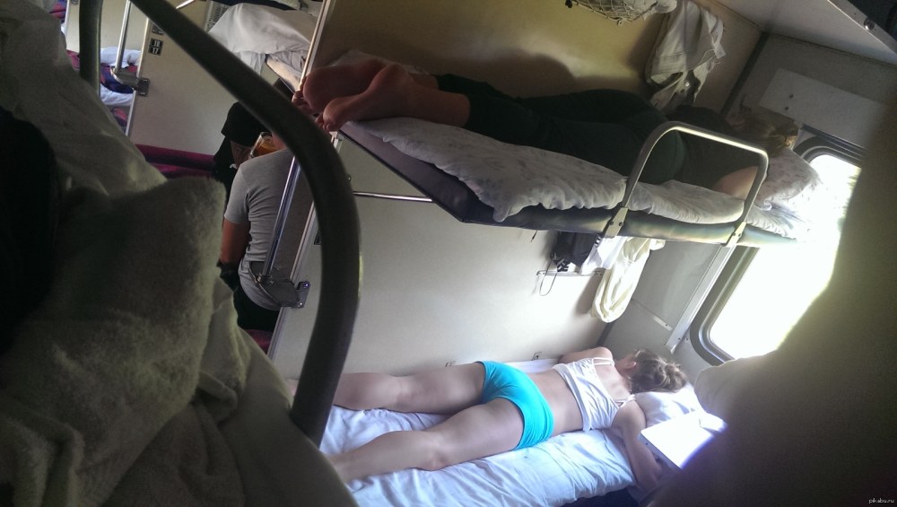 Позы сна в поезде