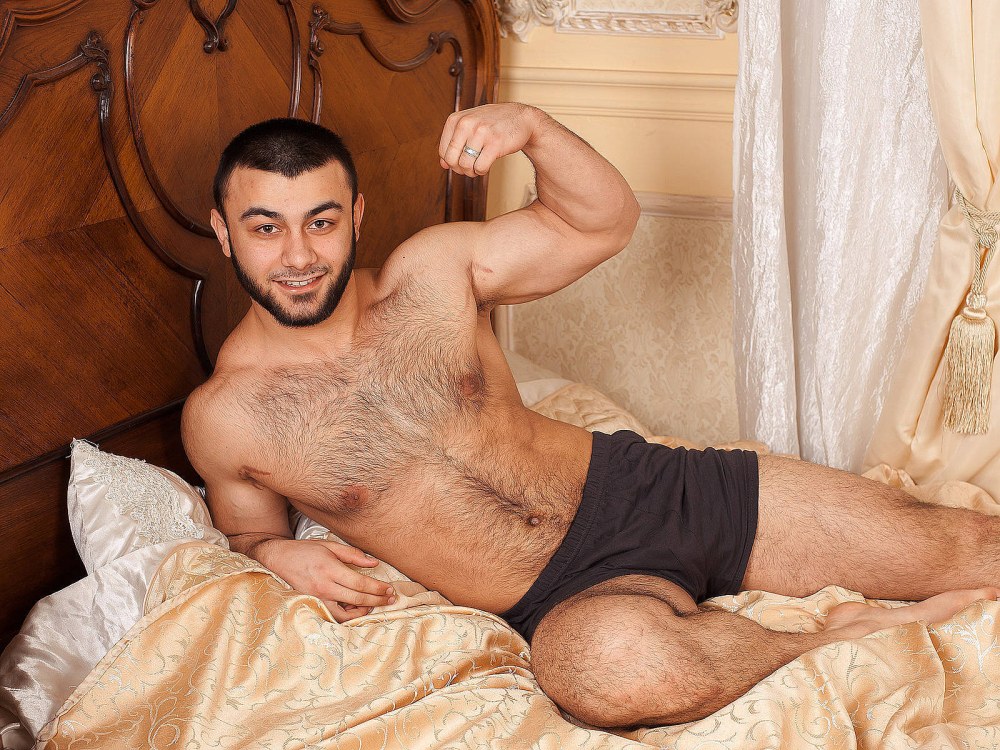 Кавказец в кровати