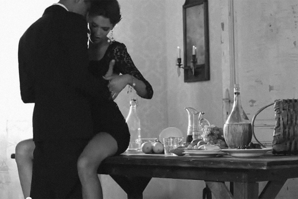 Мужчина и женщина на столе