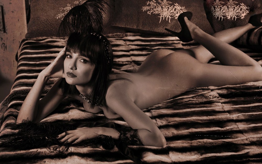 Мэгги Джилленхол голая