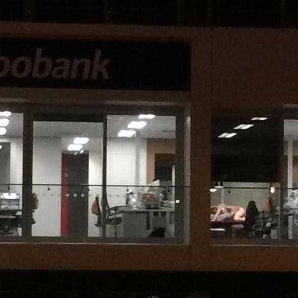 Спалили парочку на работе