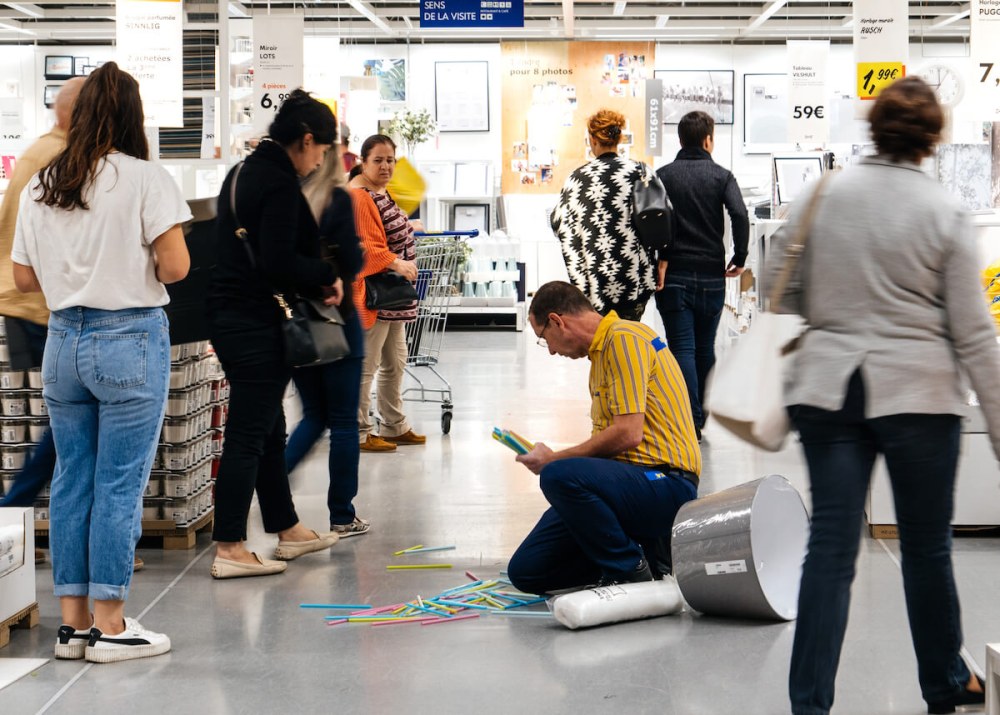 Икеа покупатель и сотрудник