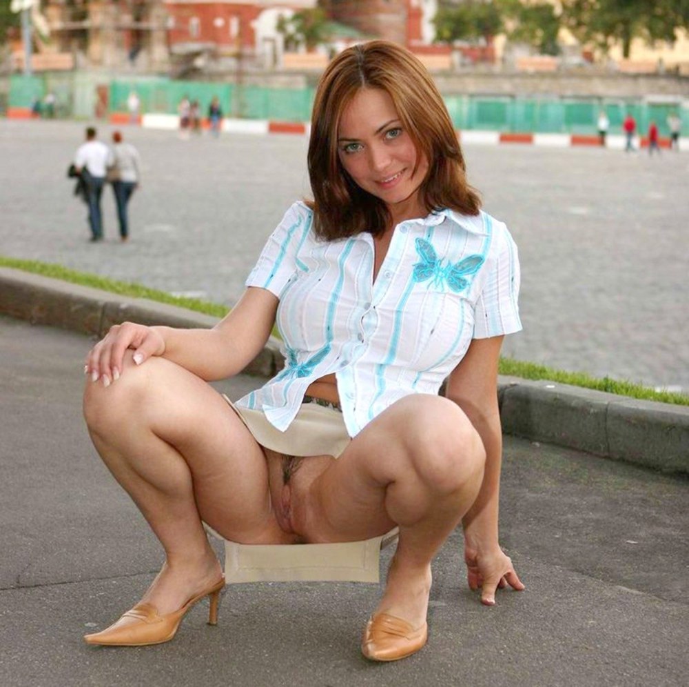 Девчушки на корточках без трусов