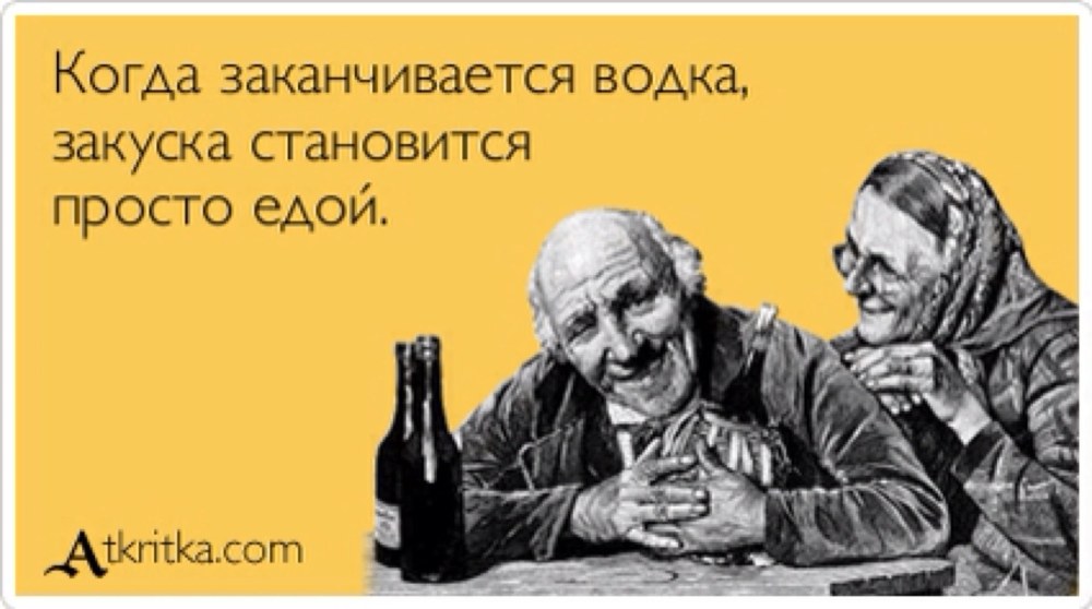 Веселая девушка с пивом