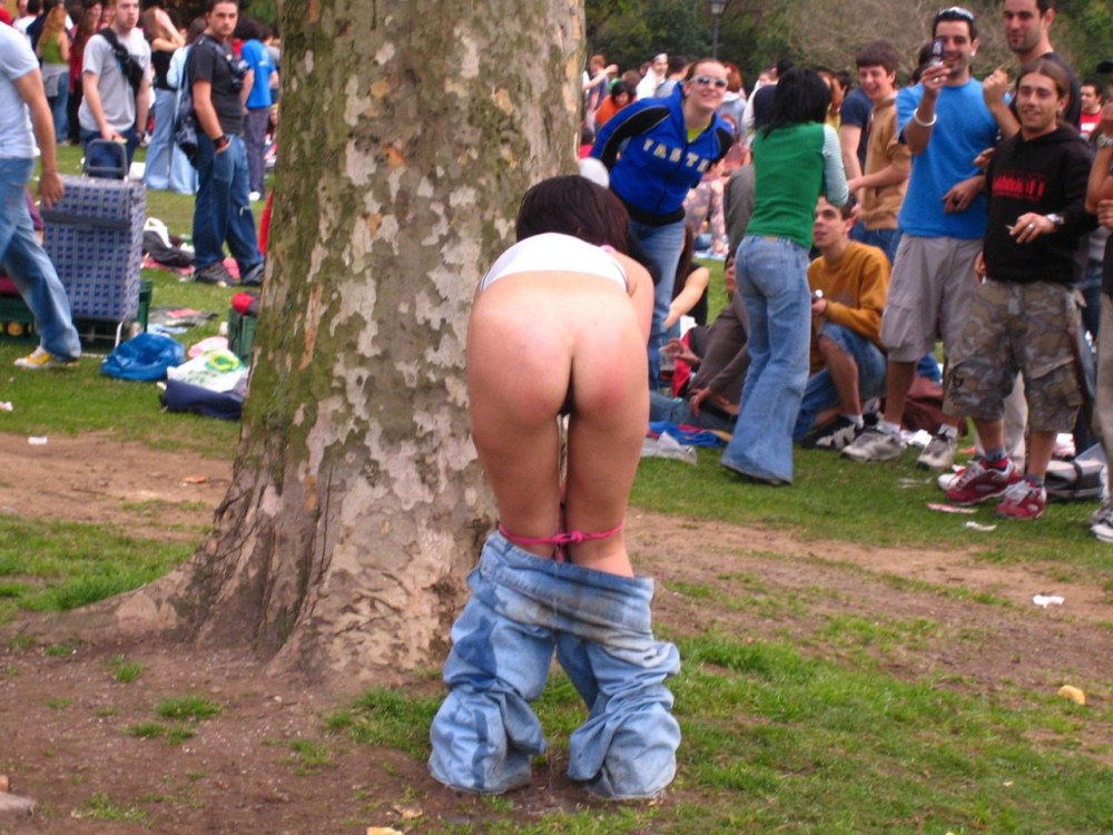 Писсинг на пивном фестивале скрытая камера