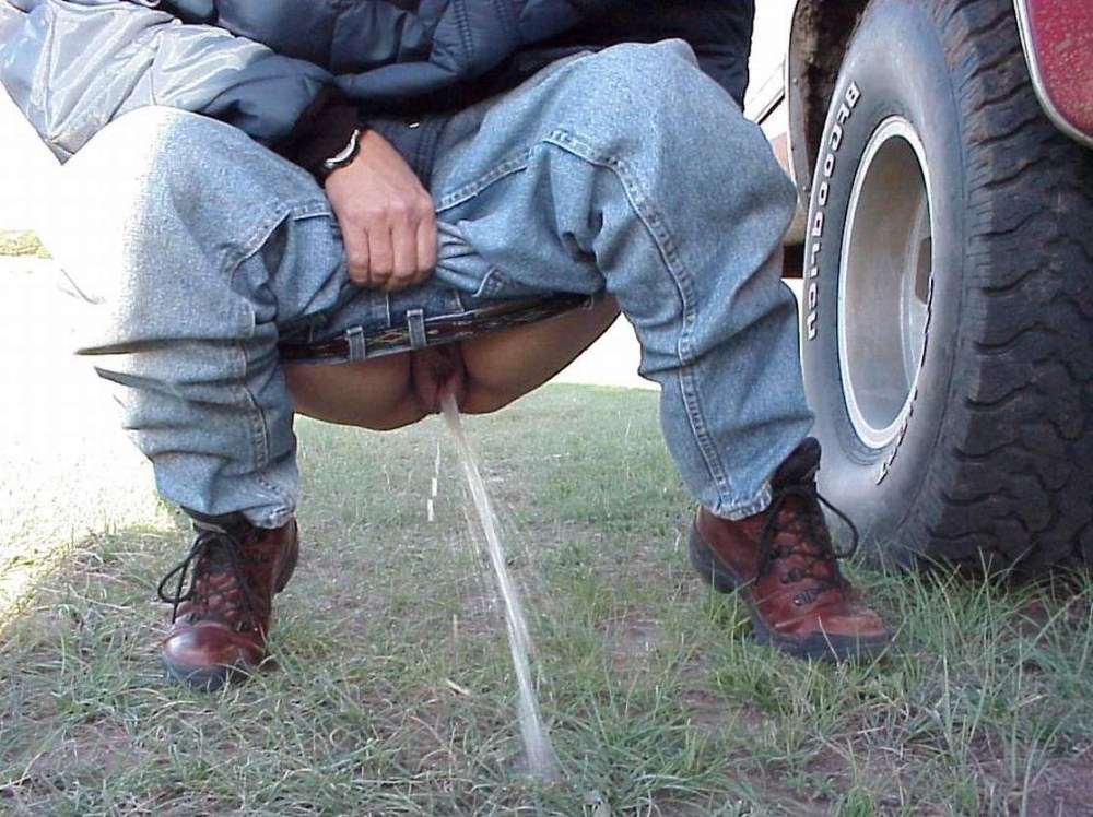 Женский писсинг в стакан