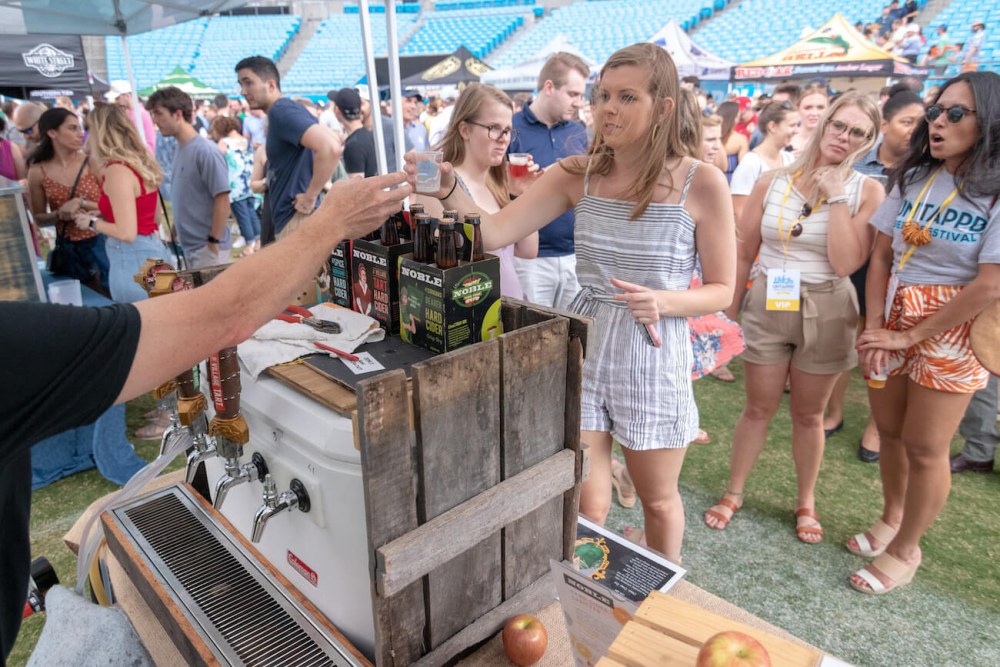 Обкончали и обоссали девушку