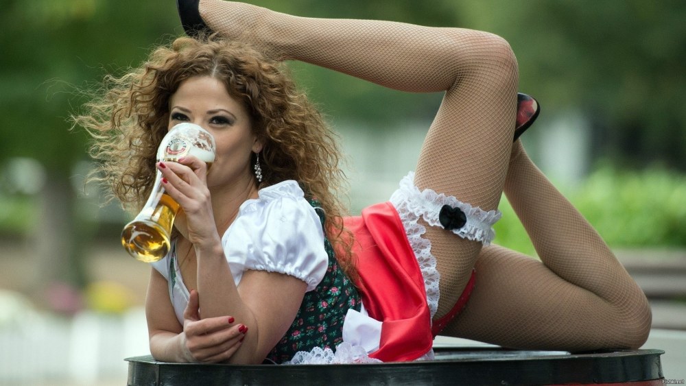 Женский писсинг в стакан