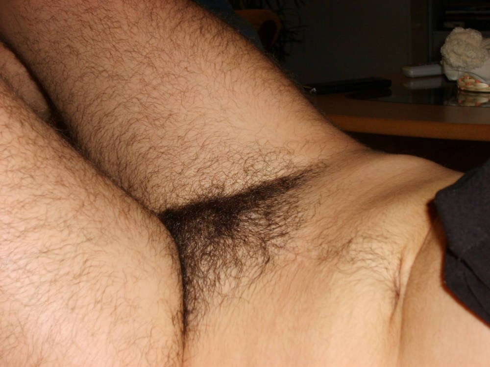 Выпуклый лобок с раздвинутыми ногами