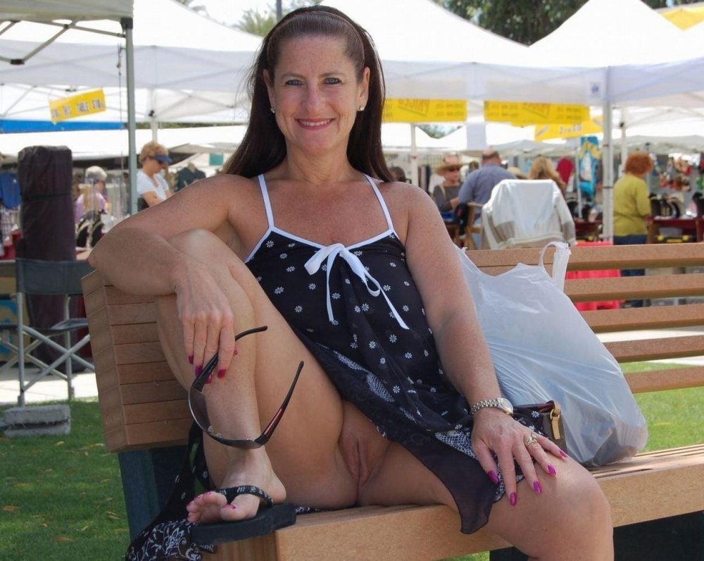 Старухи под юбкой без трусов