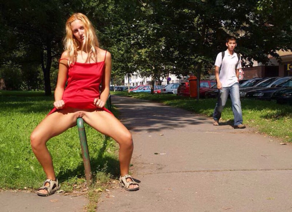 Девушка сидя в юбке без трусов