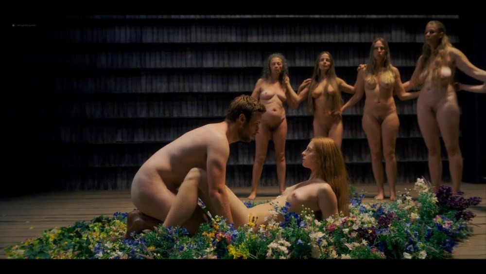 Девки раздеваются на сцене