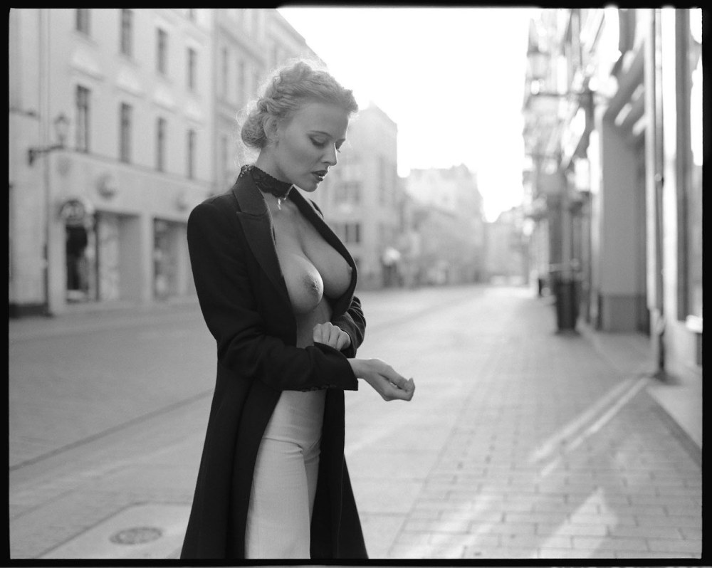 Голая на улице Любительское