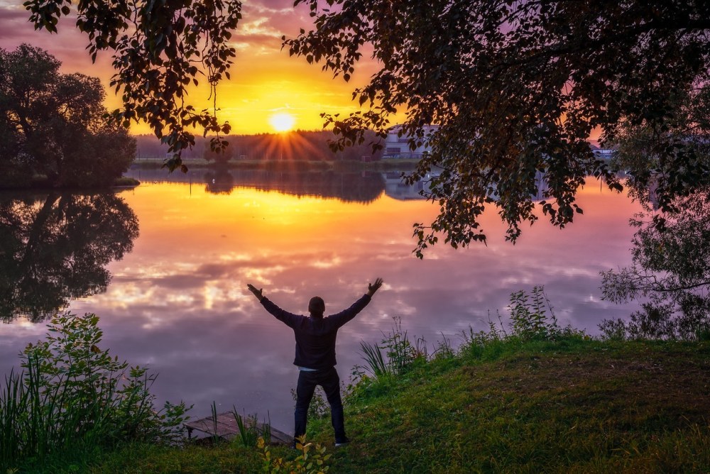 Девушка в лучах света