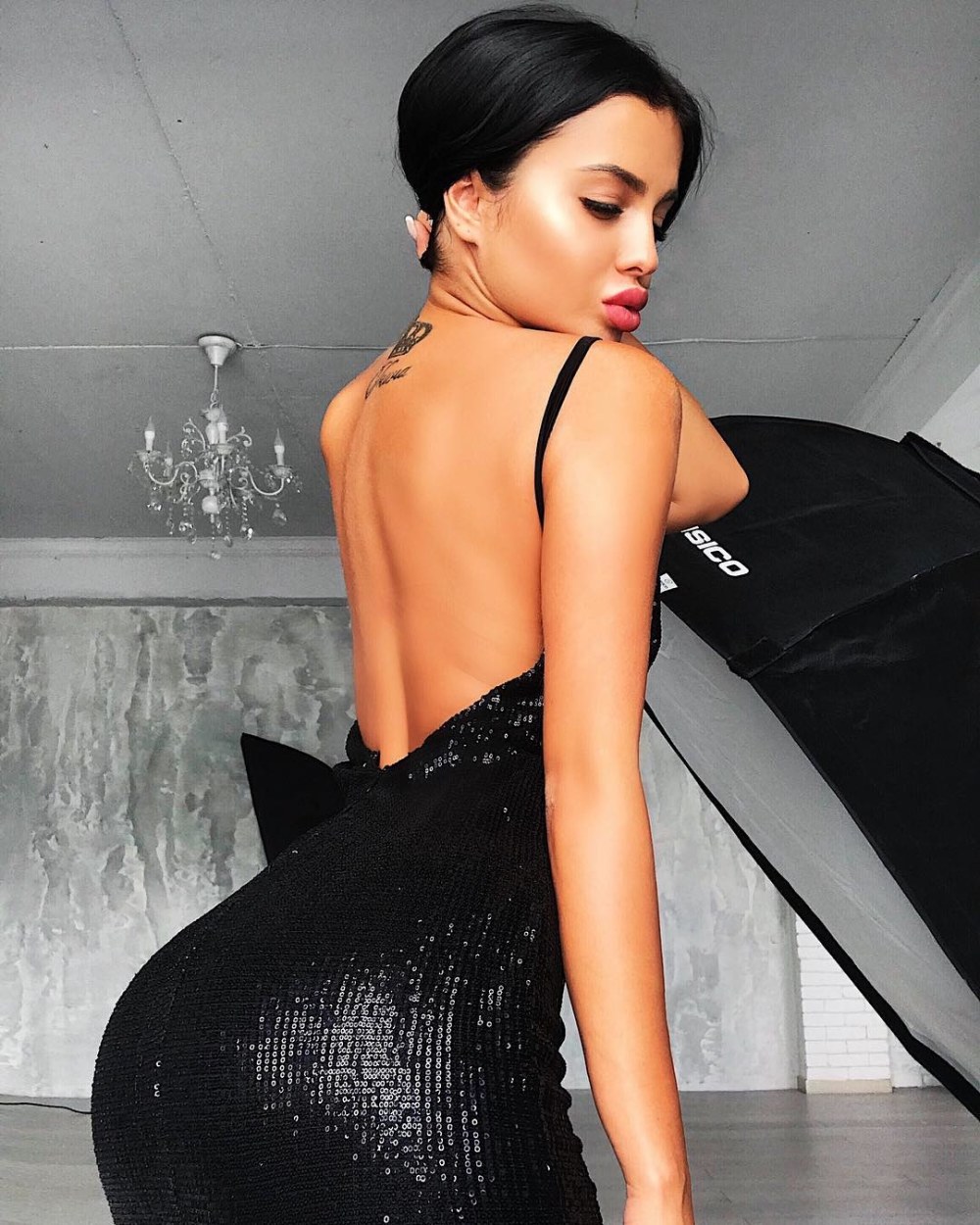 Чтобы не свихнуться мокрым ноябрем понемногу пьем мы и помногу жрем