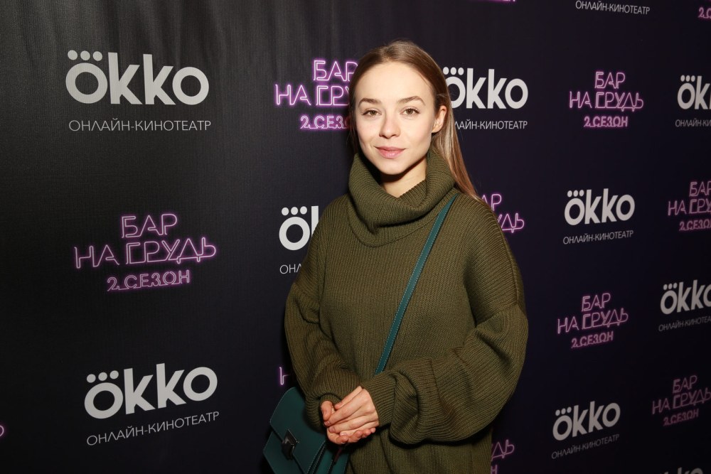 Тянка на черном фоне