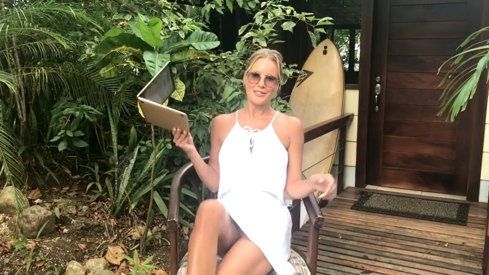 Алёна Водонаева босиком