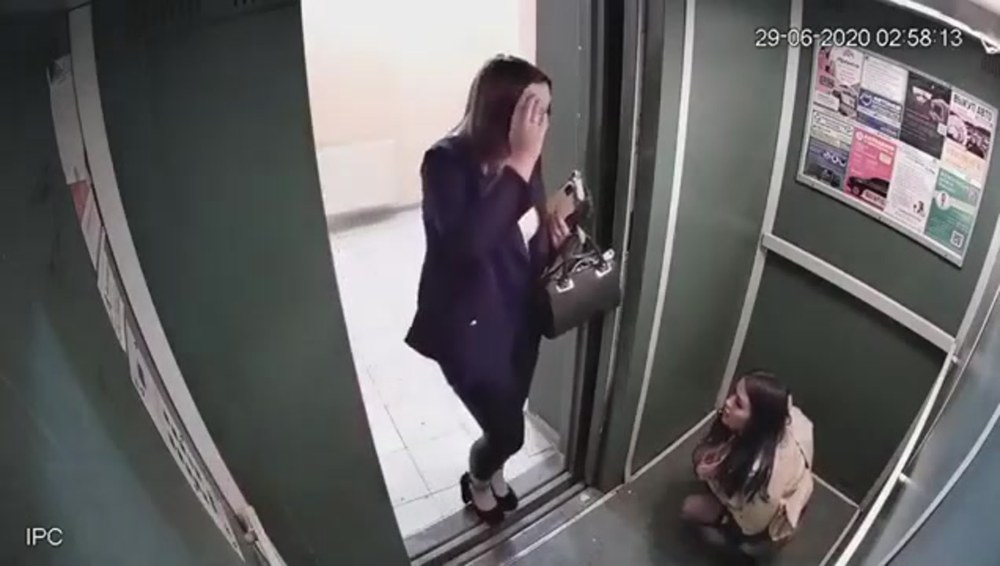Девушка разделась в лифте