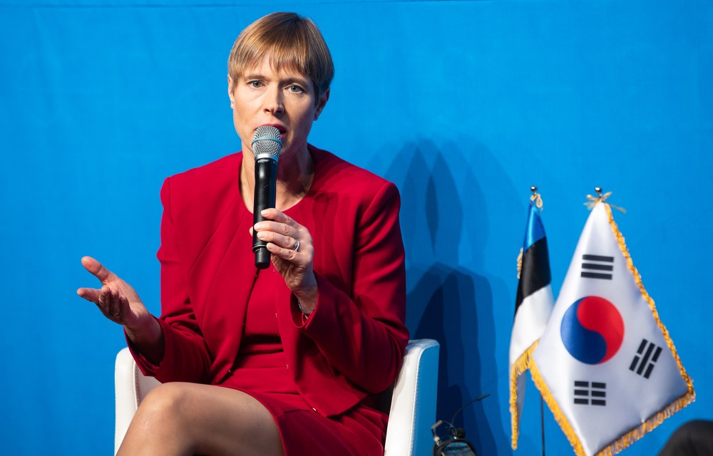 Президент Эстонии Керсти Кальюлайд ноги