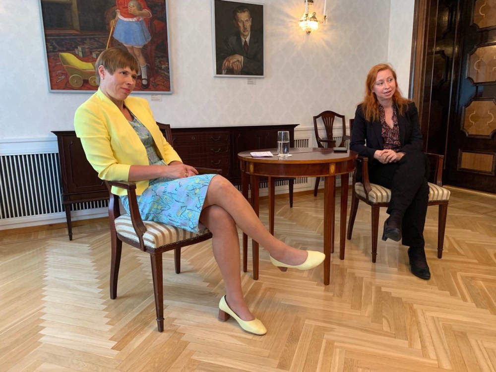 Президент Эстонии Керсти Кальюлайд ноги