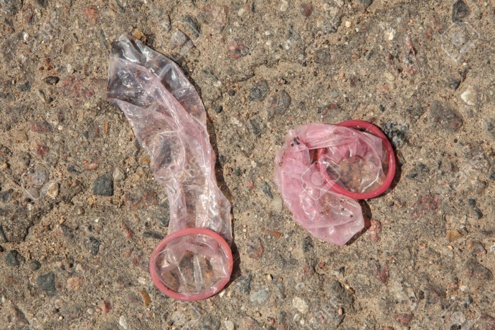 Девушка с презервативом в руке