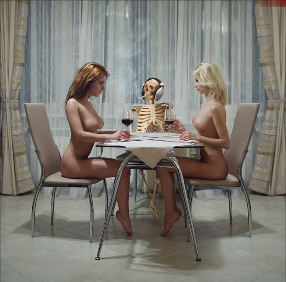 Фотосессия ню за столом