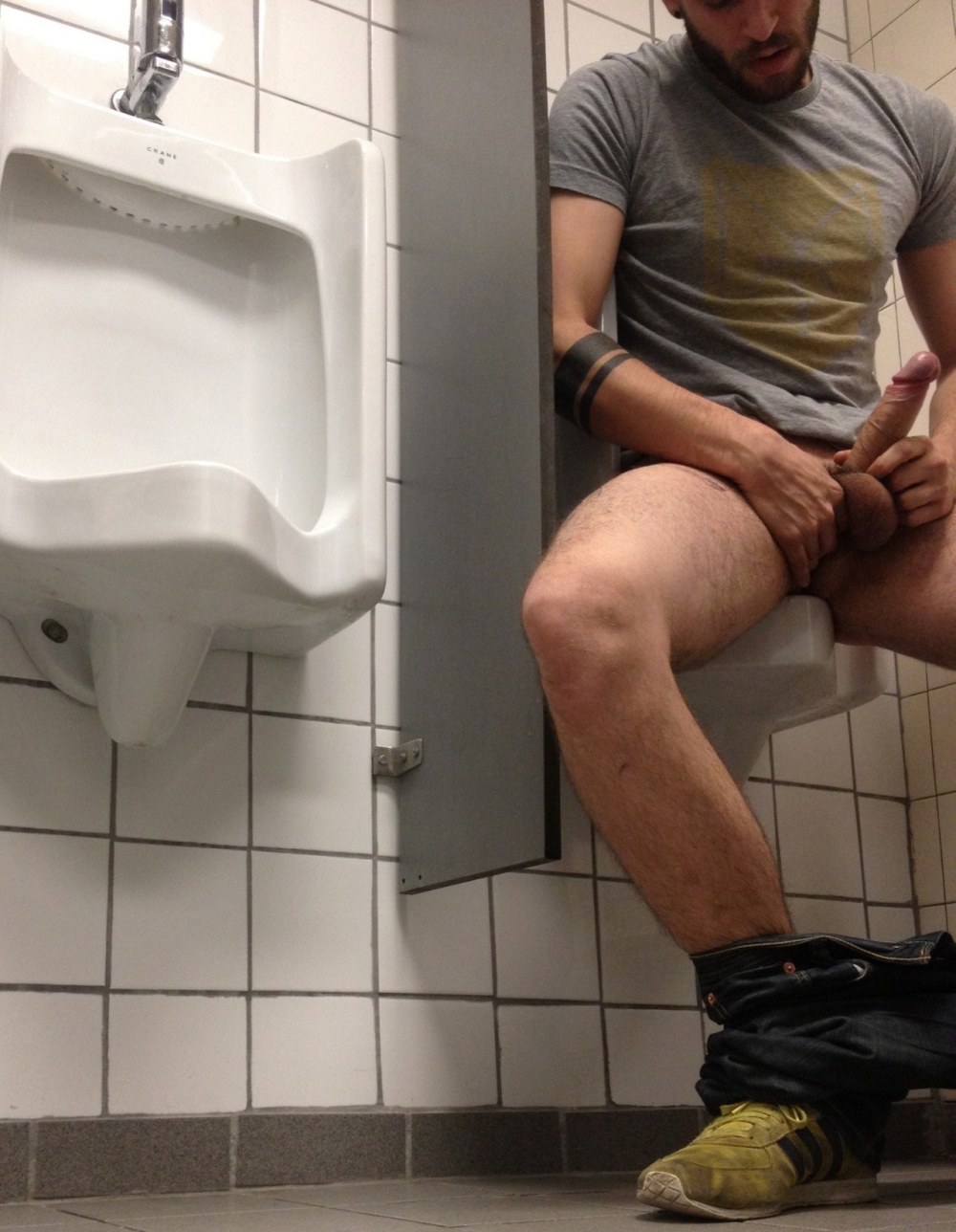 порно парень дрочит себе член в туалете фото 18