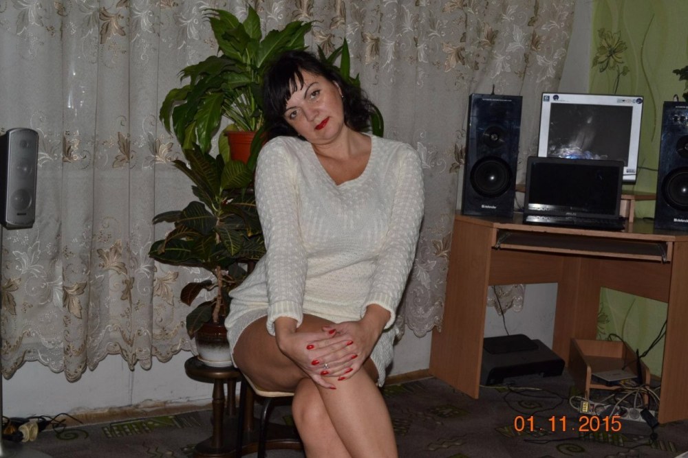 Голая жена позирует в бане